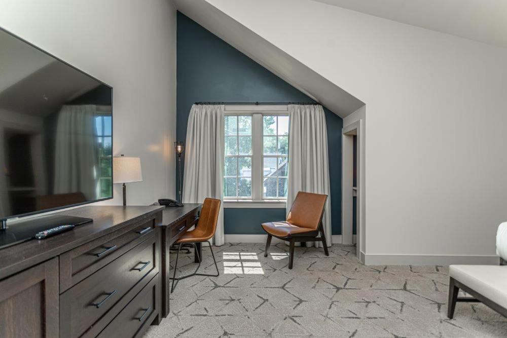 Deluxe King Room interior